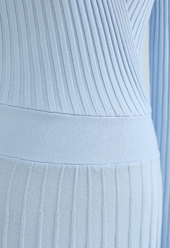 فستان متوسط الطول ملفوف بحواف متباينة وناعم باللون الأزرق الفاتح