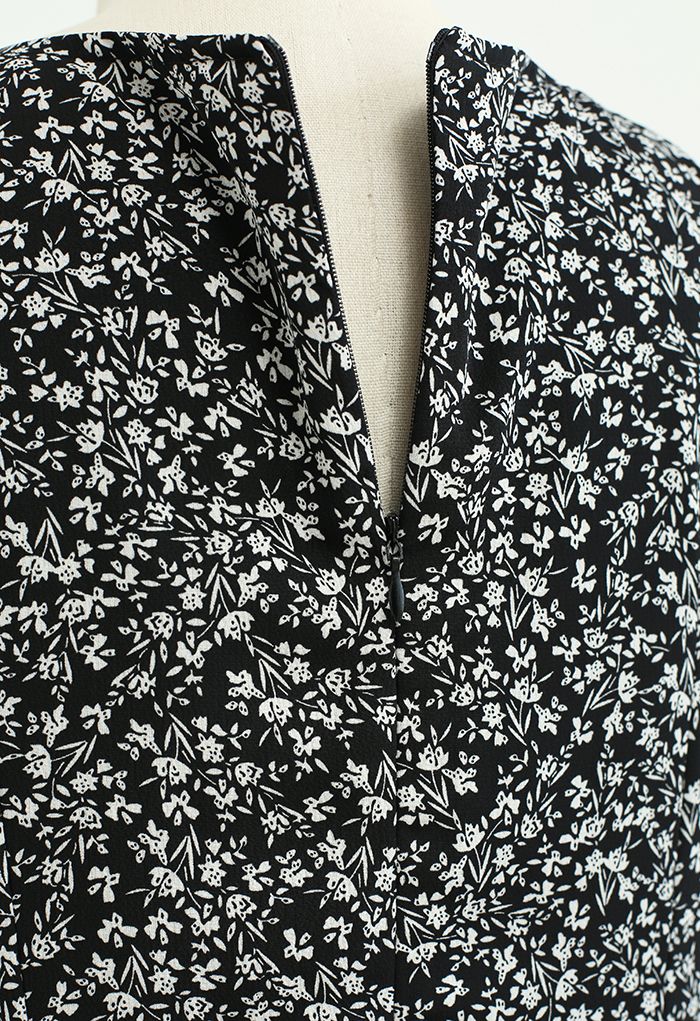 فستان شيفون أسود بفتحة رقبة على شكل V ومزين بنقشة الزهور