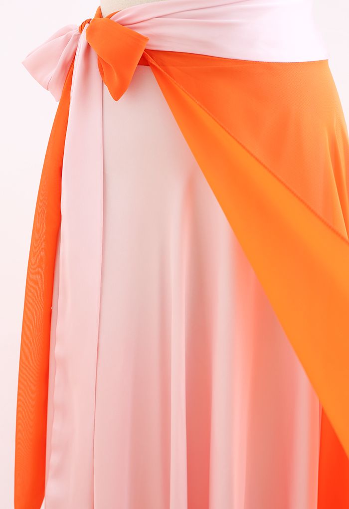 تنورة طويلة ملفوفة برباط على الخصر باللون البرتقالي