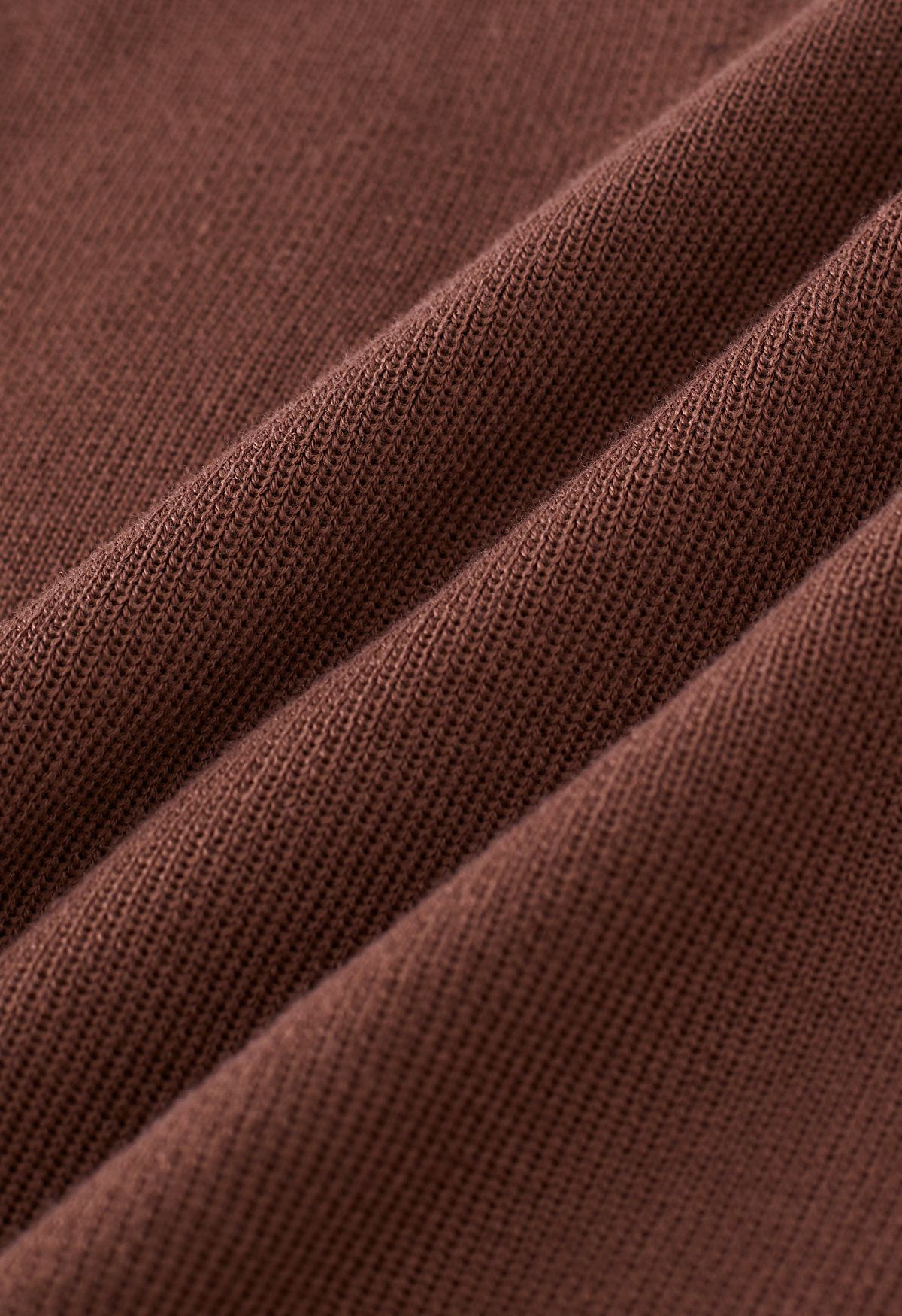 بلوزة قصيرة محبوكة بربطة عنق ذاتيًا باللون البني