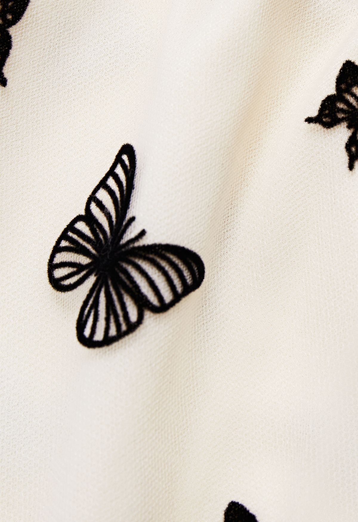 تنورة ميدي شبكية من التول المخملية على شكل فراشة باللون الكريمي