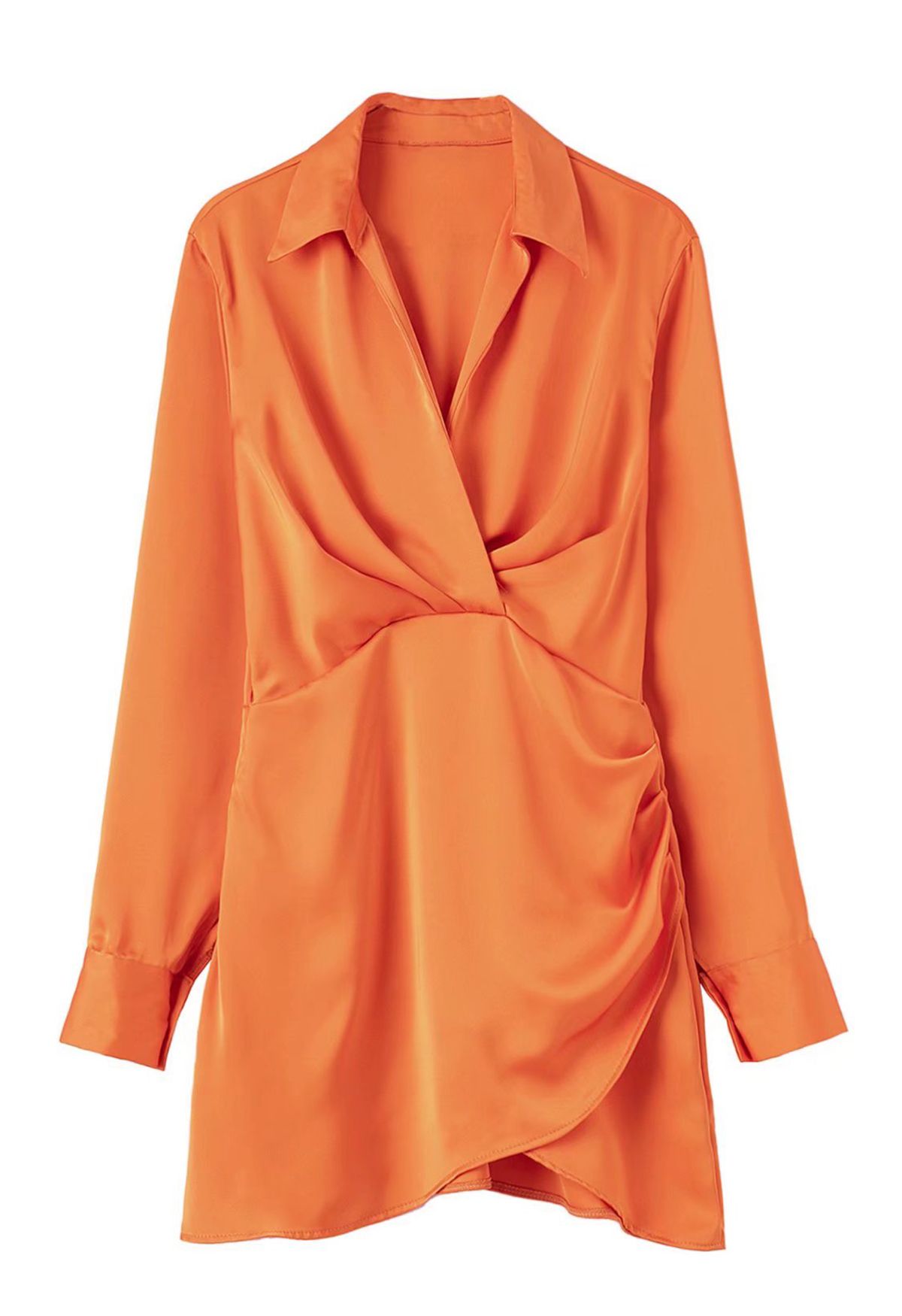 فستان من الساتان بياقة على شكل V من الأمام ومزين بكشكشة باللون البرتقالي