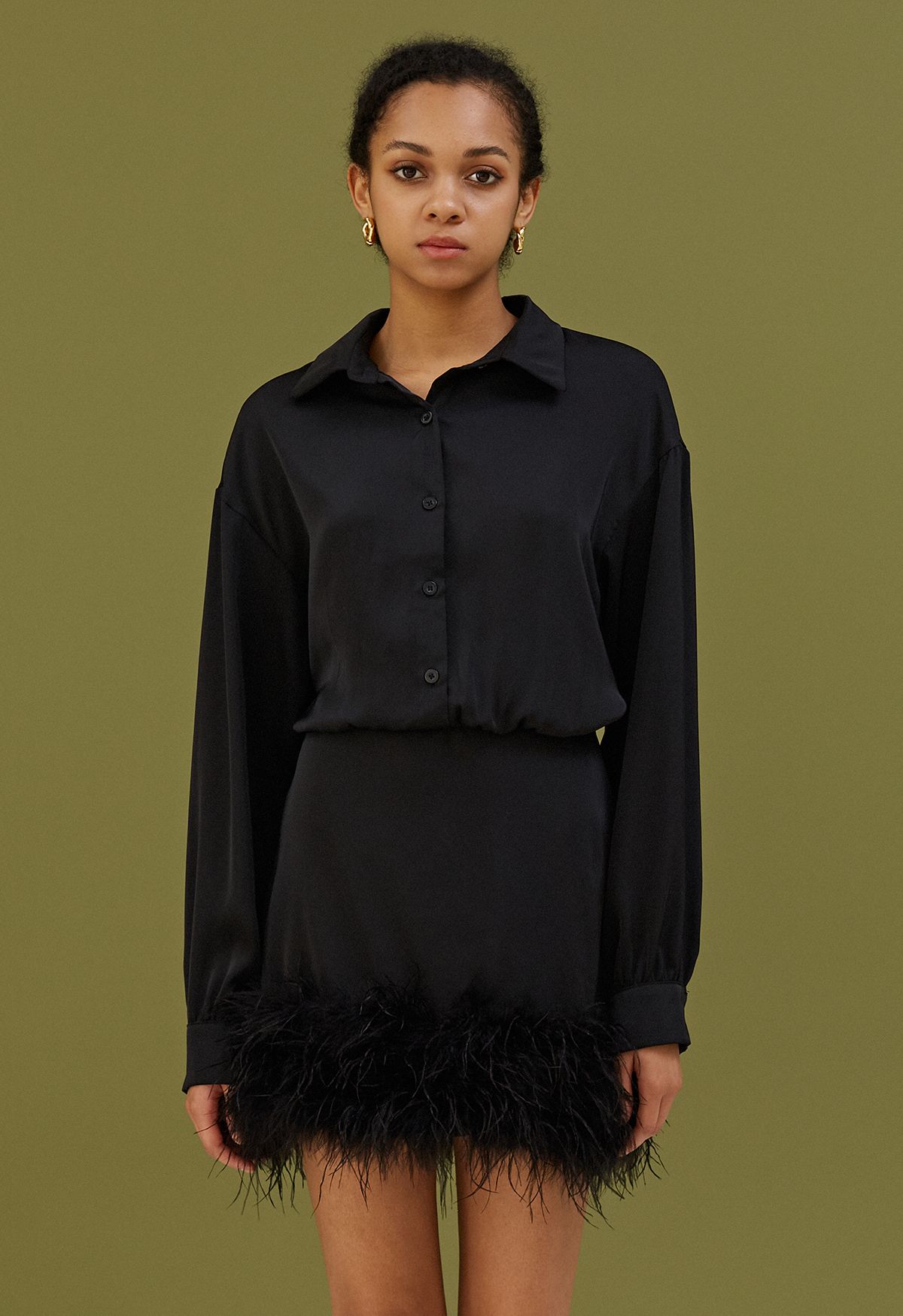 فستان ساتان بأكمام طويلة من الريش الأثيري باللون الأسود