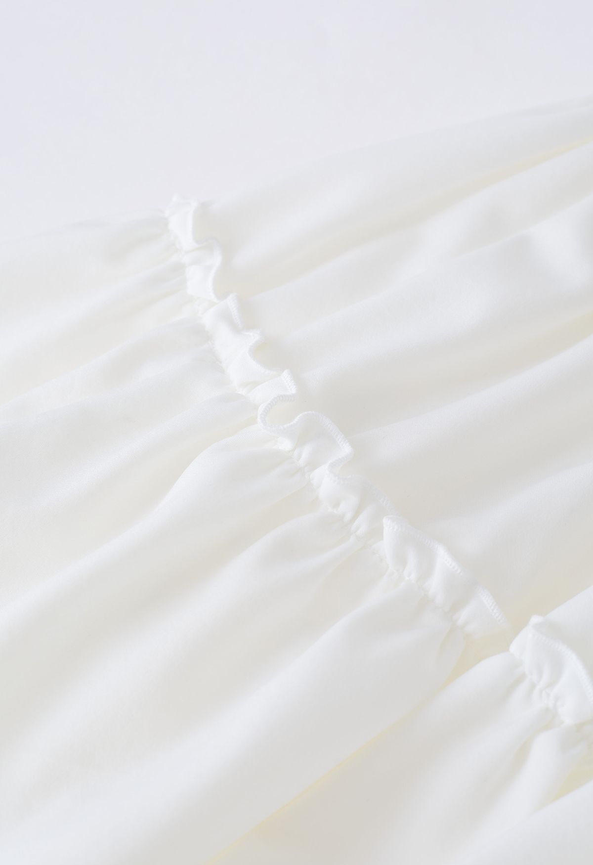 Pearl Chain Ruffle Detail Frilling Skirt in White