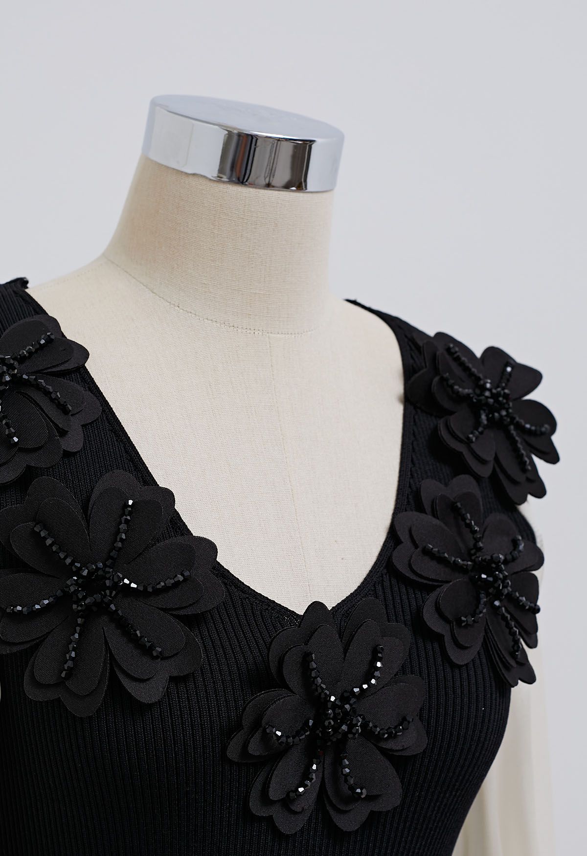 Beaded Flower V-Neck Bubble Sleeve Spliced Knit Top in Black