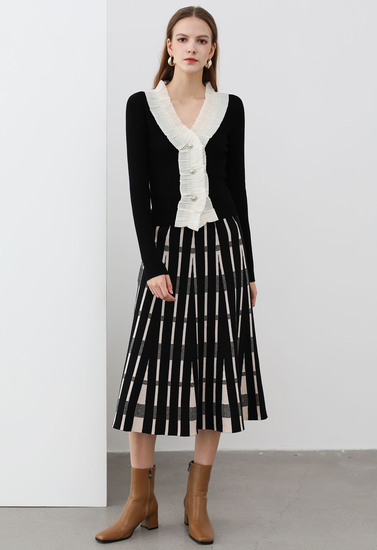Trendsetting Striped Knit Midi Skirt in Black