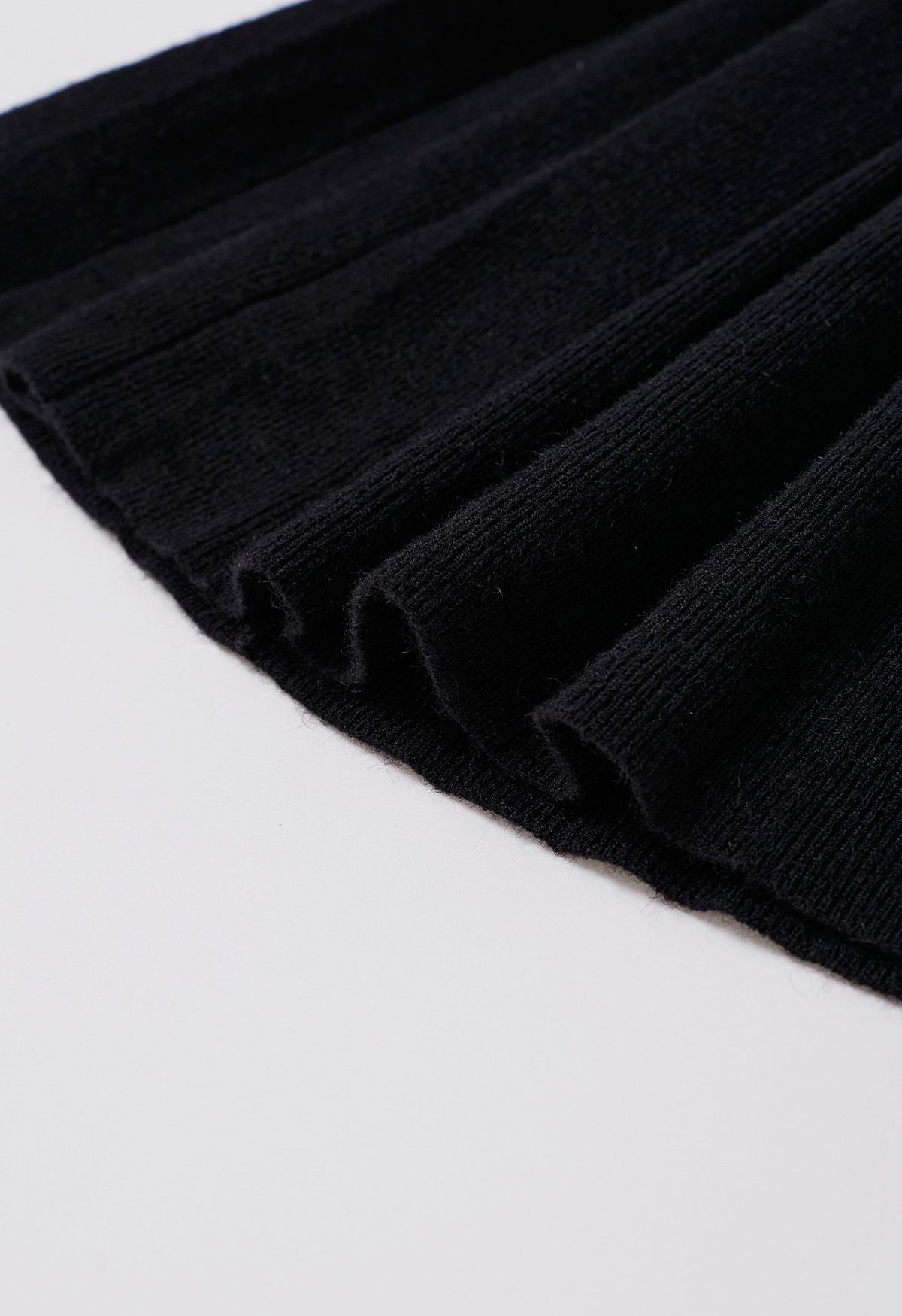 Elastic Waist Pleated Mini Skirt in Black