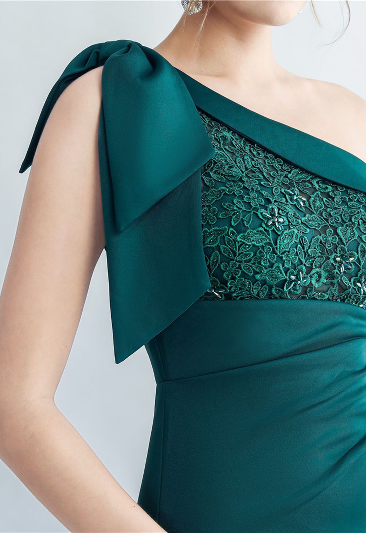 Bowknot One-Shoulder Embroidered Split Gown in Emerald