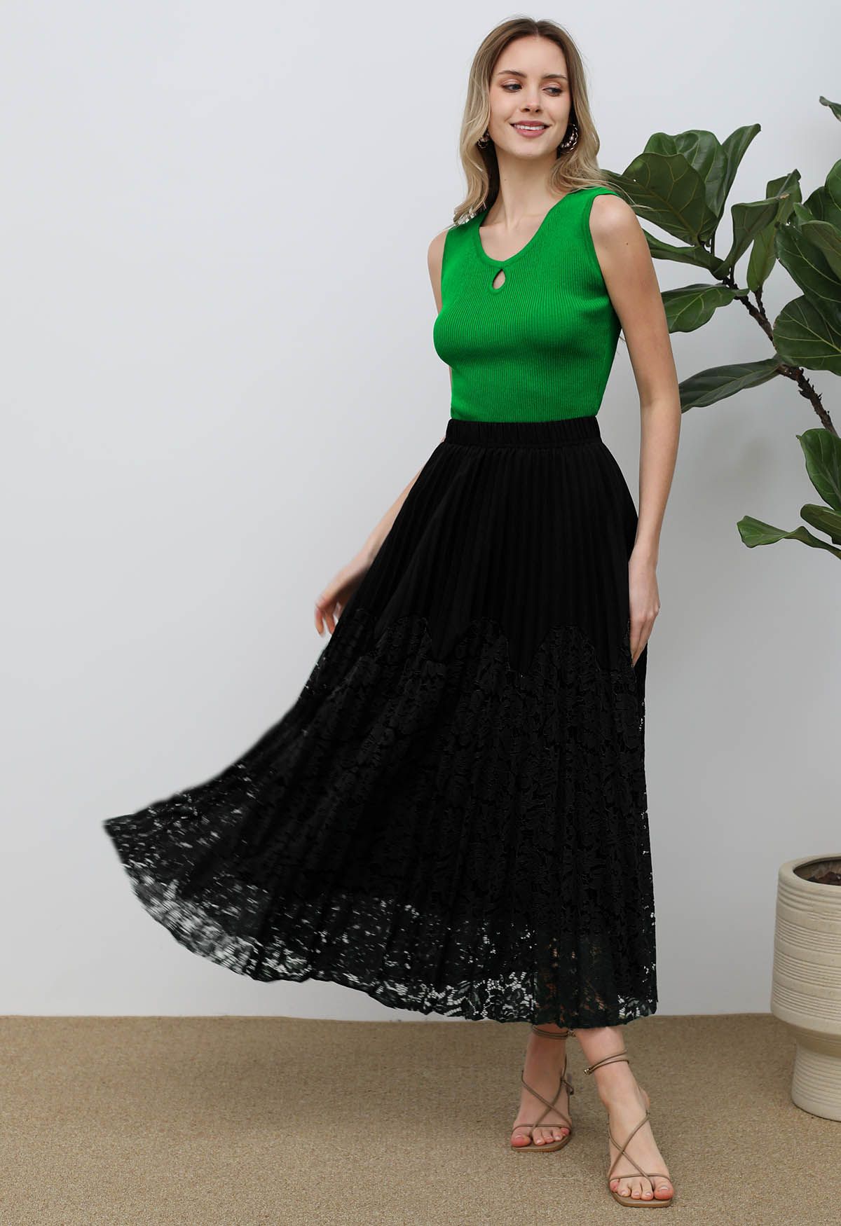 Floral Lace Spliced Pleated Maxi Skirt in Black