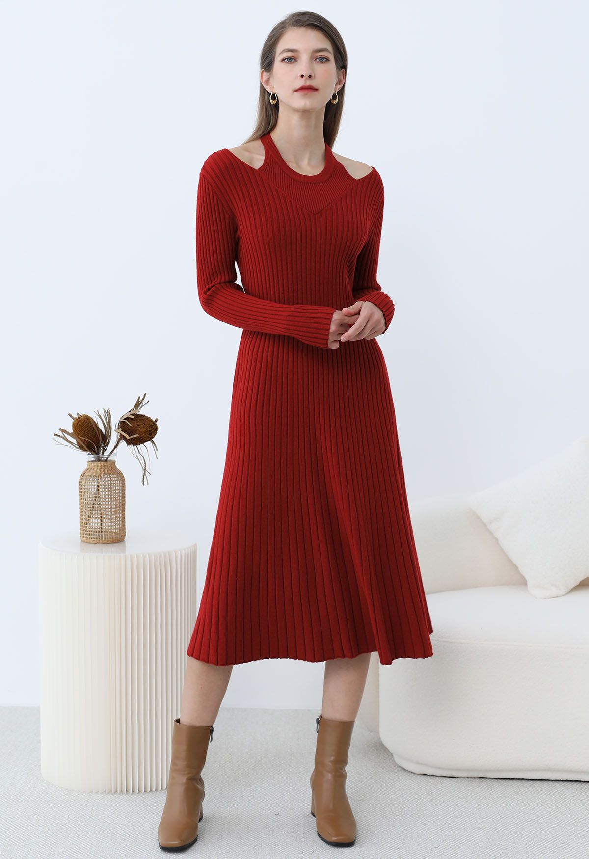 Cutout Neckline Ribbed Knit Midi Dress in Red