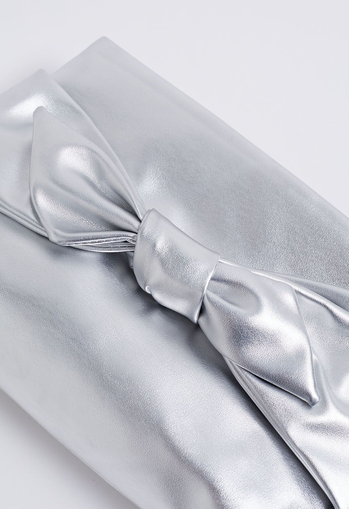 Delightful Bow PU Clutch in Silver