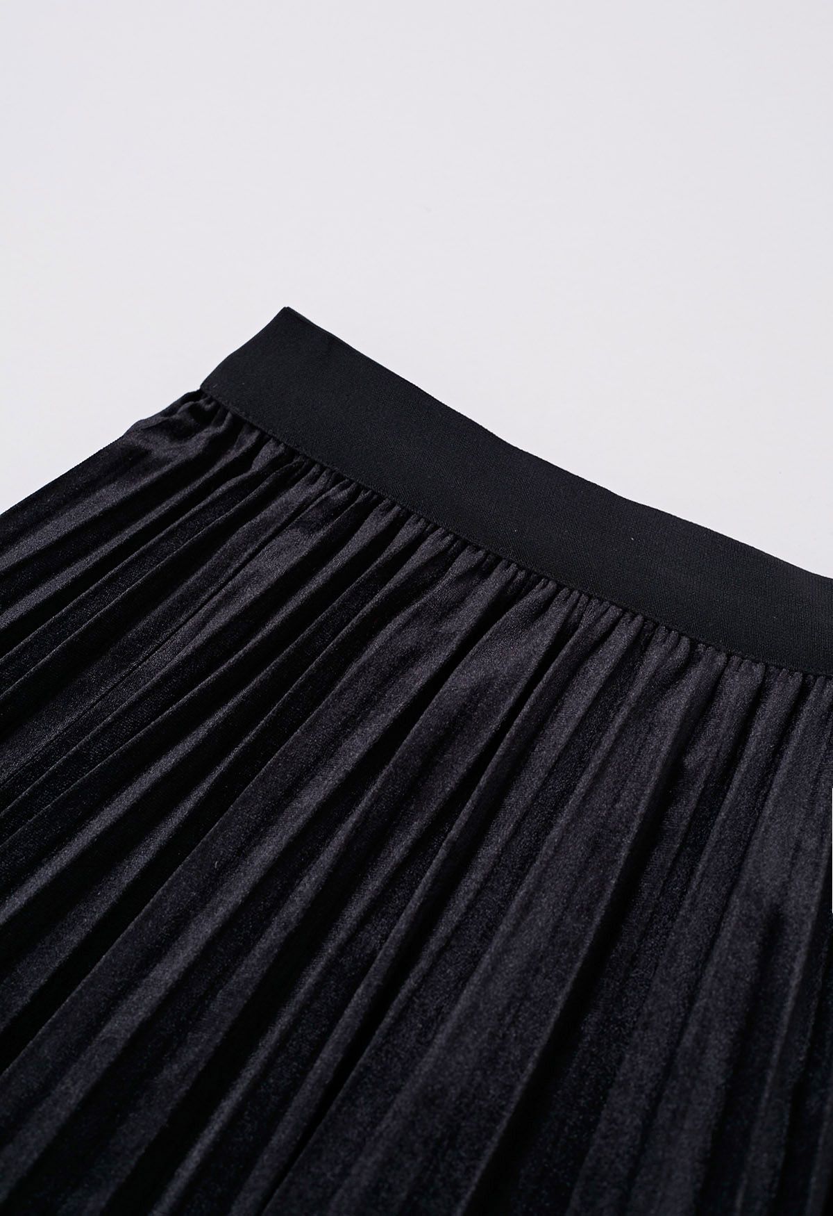 Velvety Touch Pleated Midi Skirt in Black