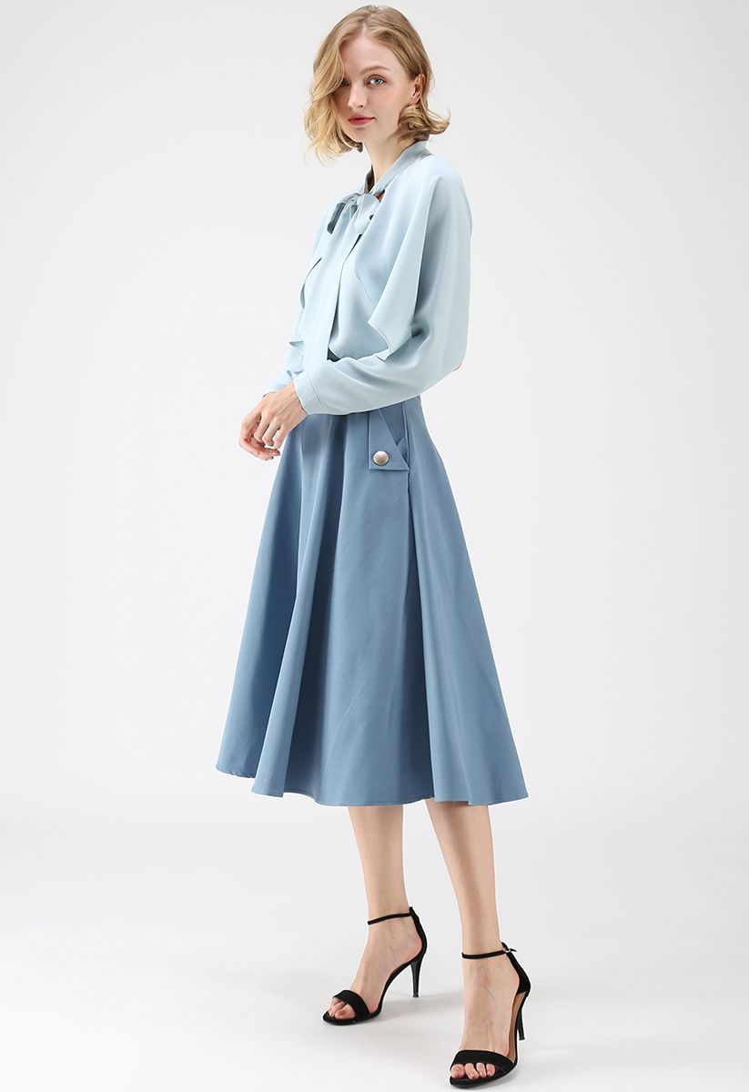تنورة ميدي كلاسيكية بسيطة باللون الأزرق