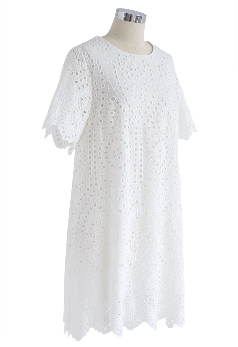 إبطاء فستان قصير مطرز بالخرز باللون الأبيض