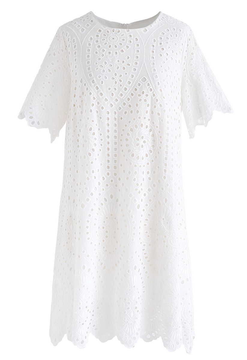 إبطاء فستان قصير مطرز بالخرز باللون الأبيض