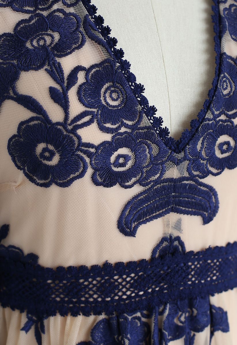 فستان ماكسي شبكي مطرز بالزهور وفتحة رقبة على شكل V باللون الكحلي