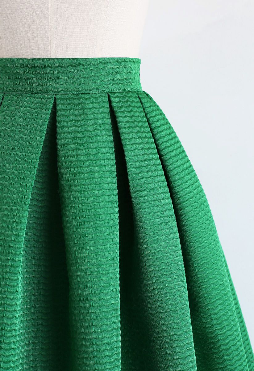 تنورة ميدي بطيات ومموجة باللون الأخضر