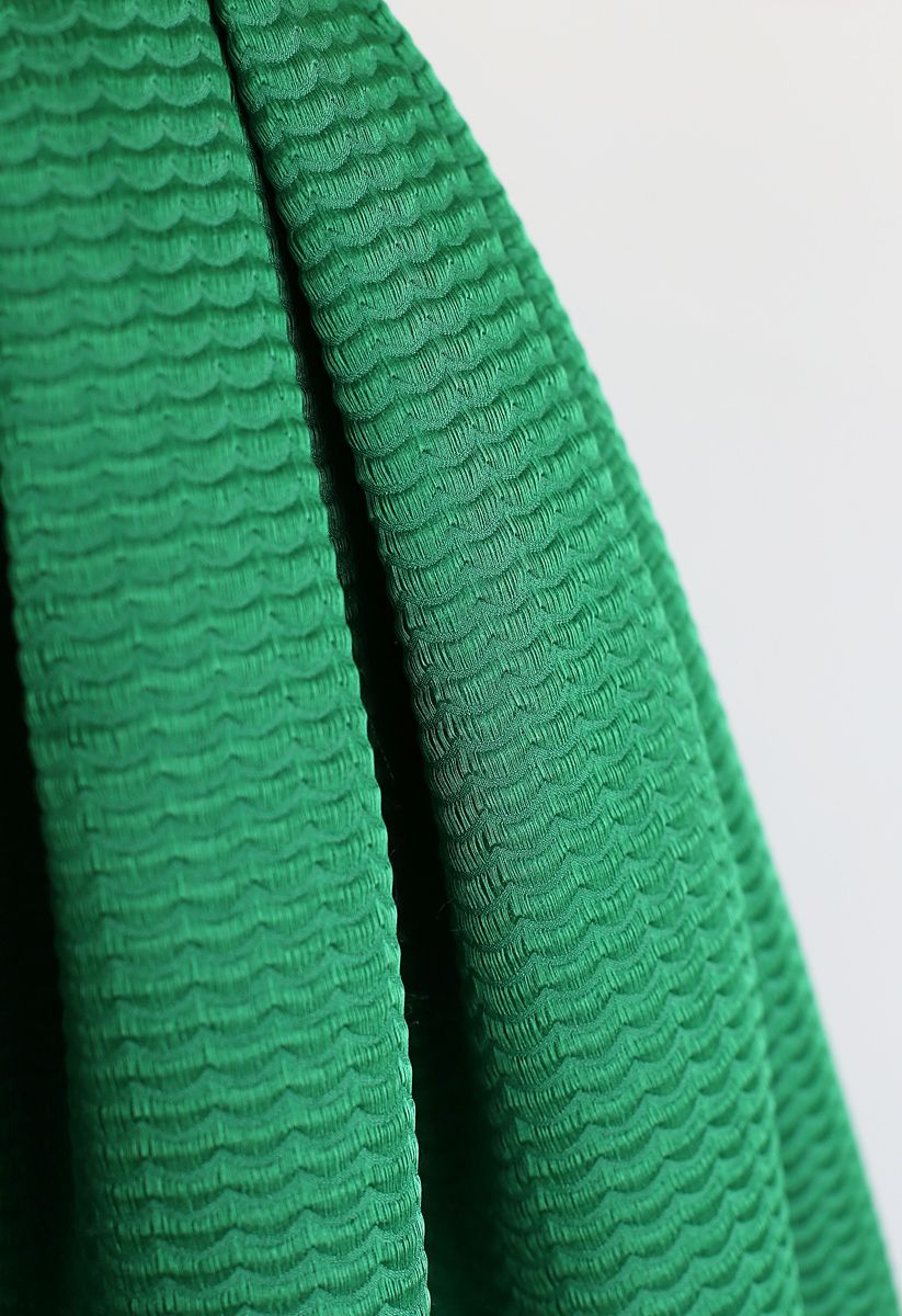 تنورة ميدي بطيات ومموجة باللون الأخضر