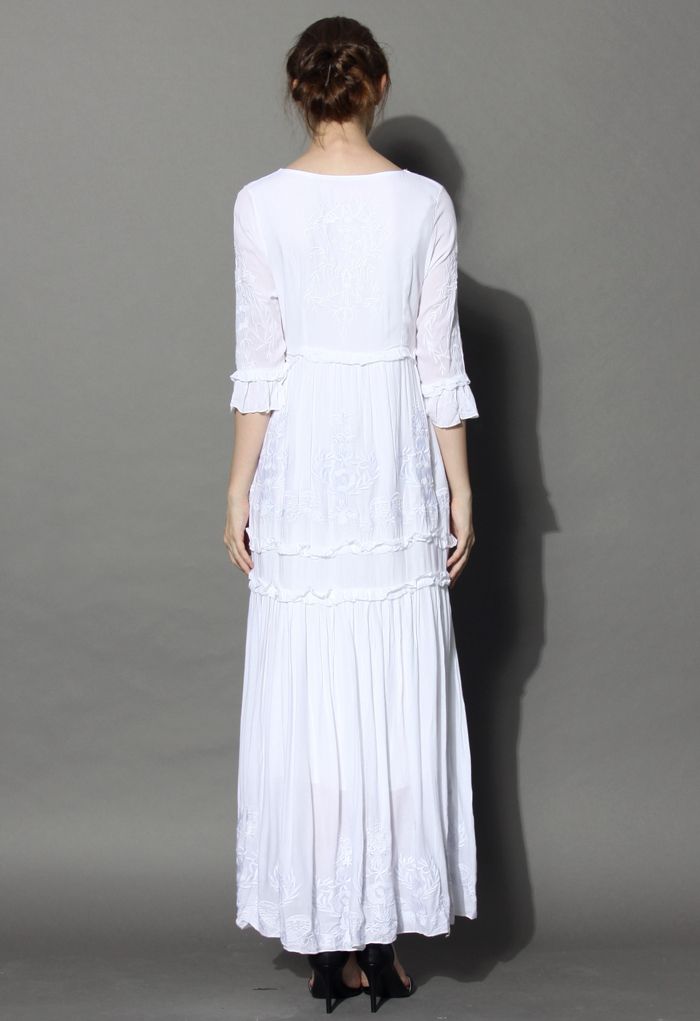 فستان طويل مطرز من Grace Vines باللون الأبيض