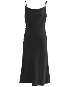 فستان من الساتان بحاشية منقسمة وأزرار جانبية باللون الأسود