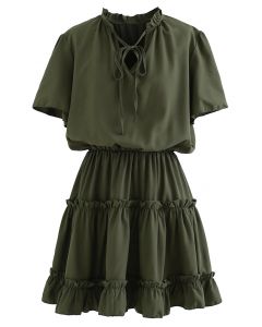فستان بأكمام واسعة وفتحة رقبة على شكل V باللون الأخضر العسكري
