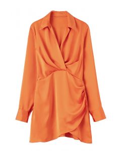 فستان من الساتان بياقة على شكل V من الأمام ومزين بكشكشة باللون البرتقالي