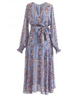 فستان ملفوف من الجاكار منقّط بطبعات فلاور فاينز باللون الأزرق