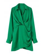 فستان من الساتان بياقة على شكل V من الأمام ومزين بكشكشة باللون الأخضر
